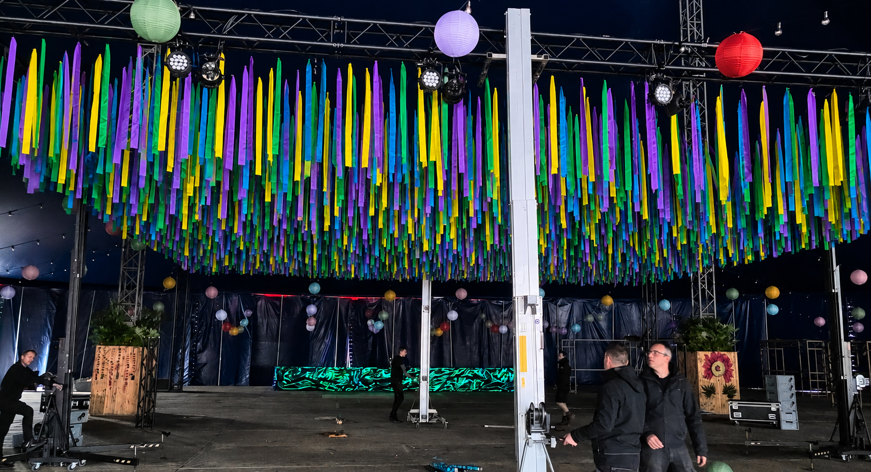 Twinql Color — Installaties met kleurrijke linten die in golven boven straten, passages en pleinen bewegen.